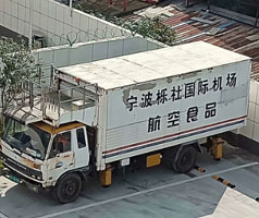 公司售服對(duì)機(jī)場(chǎng)中央廚房系統(tǒng)冷卻用冷水機(jī)進(jìn)行回訪，發(fā)現(xiàn)風(fēng)險(xiǎn)，解決問(wèn)題